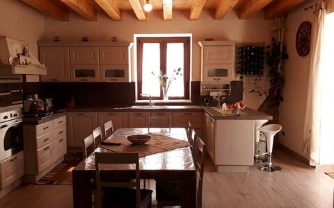 Casa Santa Venera: Cabinetry, Möbel, Countertop, Sinken, Holz, Tabelle, Küche, Beleuchtung, Schublade, Fenster