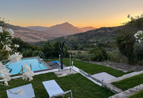 Casa Santa Venera: Himmel, Pflanze, Eigentum, Berg, Baum, Gartenmöbel, Schwimmbad, Gras, Freizeit, Landschaft