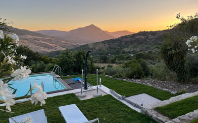 Casa Santa Venera: Himmel, Pflanze, Eigentum, Berg, Baum, Gartenmöbel, Schwimmbad, Gras, Freizeit, Landschaft