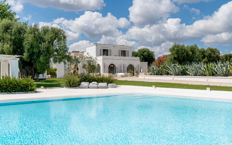 Masseria Isaia: Wasser, Wolke, Himmel, Pflanze, Eigentum, Gebäude, Azurblau, Baum, Schwimmbad, Gras