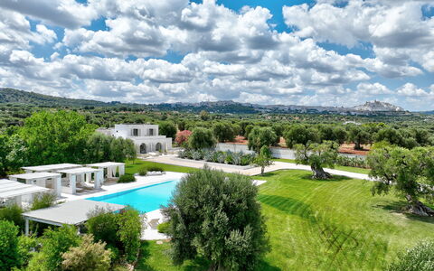 Masseria Isaia: Wolke, Himmel, Pflanze, Wasser, Daytime, Gebäude, Natur, Baum, Azurblau, Natürliche Landschaft