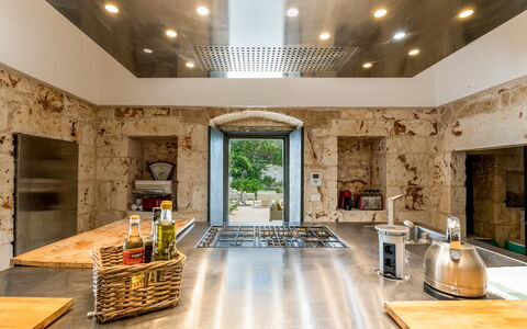 Masseria Isaia: Tabelle, Möbel, Pflanze, Countertop, Zimmerpflanze, Interior Design, Holz, Küche, Stuhl, Wohnzimmer