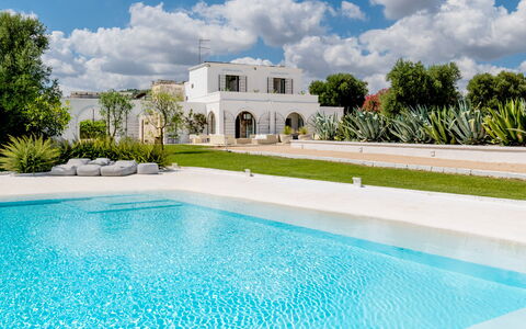 Masseria Isaia: Wolke, Wasser, Himmel, Eigentum, Pflanze, Azurblau, Natur, Gebäude, Schwimmbad, Gras