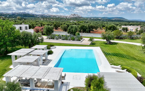 Masseria Isaia: Wasser, Wolke, Himmel, Eigentum, Pflanze, Schwimmbad, Azurblau, Baum, Gebäude, Urban Design