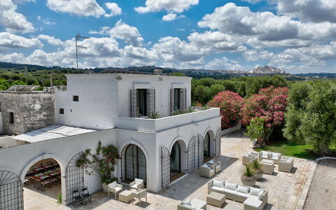 Masseria Isaia: Wolke, Himmel, Eigentum, Pflanze, Fenster, Gebäude, Die Architektur, Baum, Haus, Landschaft