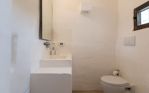 Masseria Isaia: Bilderrahmen, Armatur, Bad Sink, Badezimmer, Sinken, Beleuchtung, Holz, Gebäude, Fussboden