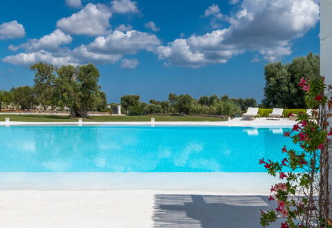 Masseria Isaia: Wasser, Himmel, Wolke, Pflanze, Eigentum, Schwimmbad, Blau, Azurblau, Baum, Gartenmöbel