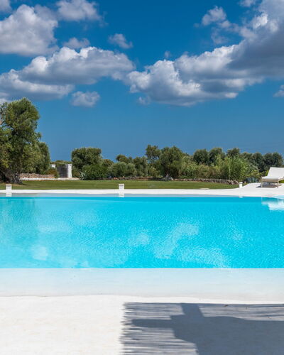 Masseria Isaia: Wasser, Himmel, Wolke, Pflanze, Eigentum, Schwimmbad, Blau, Azurblau, Baum, Gartenmöbel