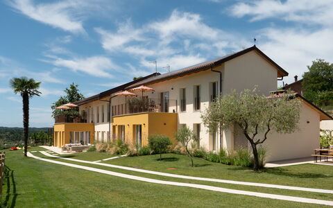 Casa Gallo - Roero - Langhe, Piemonte: Wolke, Pflanze, Himmel, Gebäude, Fenster, Baum, Tür, Grundstueck, Haus, Gras