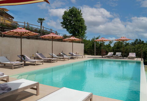 Casa Gallo - Roero - Langhe, Piemonte: Wasser, Himmel, Wolke, Eigentum, Schwimmbad, Pflanze, Flagge, Baum, Schatten, Gartenmöbel