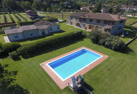 Villa Niccone: Gebäude, Eigentum, Pflanze, Grundstueck, Schwimmbad, Fenster, Die Architektur, Urban Design, Vegetation, Gras