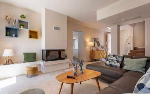 Villa Aso: Möbel, Interior Design, Flooring, Fussboden, Wand, Couch, Zimmer, Wohnzimmer, Decke, Holz
