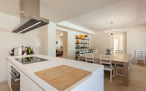 Villa Aso: Möbel, Interior Design, Flooring, Countertop, Küche, Fussboden, Wand, Holz, Decke, Küche & Esszimmer Tisch