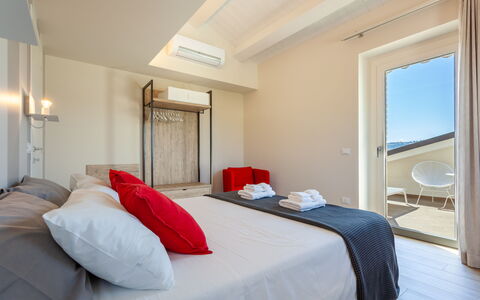 Villa Aso: Möbel, Schlafzimmer, Interior Design, Bett, Fussboden, Wohnung, Zuhause, Zimmer, Bedding, Bettdecke