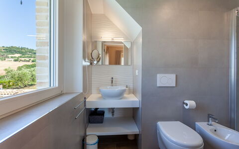 Villa Aso: Flooring, Wand, Armatur, Fussboden, Interior Design, Badezimmer, Bad Sink, Sinken, Zapfhahn, Decke