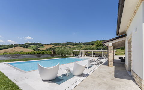 Villa Aso: Himmel, Eigentum, Gebäude, Pflanze, Azurblau, Wasser, Stuhl, Gartenmöbel, Schwimmbad, Interior Design
