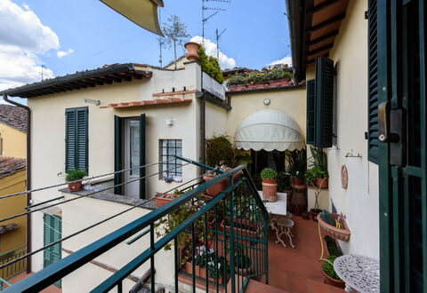 Residenza Del Desco: Pflanze, Himmel, Fenster, Gebäude, Azurblau, Blumentopf, Wolke, Holz, Zimmerpflanze, Nachbarschaft