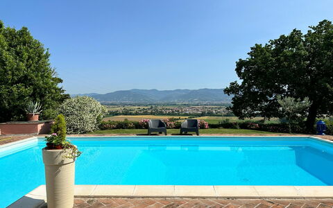 Villa Carsuga: Wasser, Pflanze, Eigentum, Himmel, Schwimmbad, Blau, Azurblau, Botanik, Baum, Blumentopf