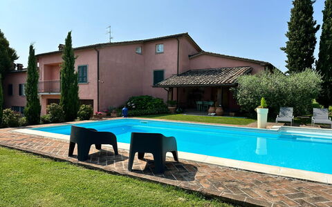 Villa Carsuga: Pflanze, Himmel, Eigentum, Wasser, Gebäude, Azurblau, Baum, Schatten, Gartenmöbel, Schwimmbad