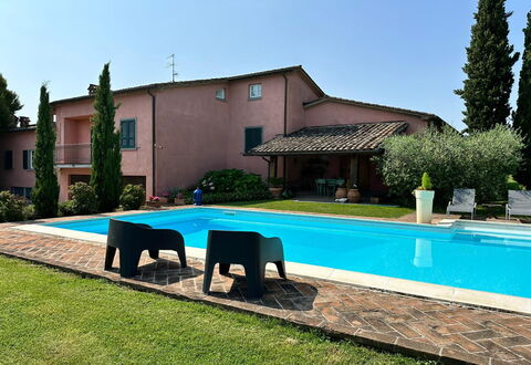 Villa Carsuga: Pflanze, Himmel, Eigentum, Wasser, Gebäude, Azurblau, Baum, Schatten, Gartenmöbel, Schwimmbad