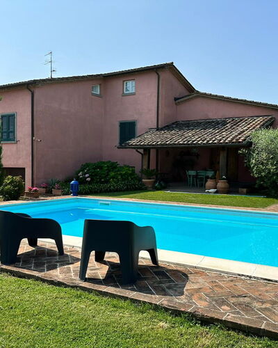 Villa Carsuga: Pflanze, Himmel, Eigentum, Wasser, Gebäude, Azurblau, Baum, Schatten, Gartenmöbel, Schwimmbad