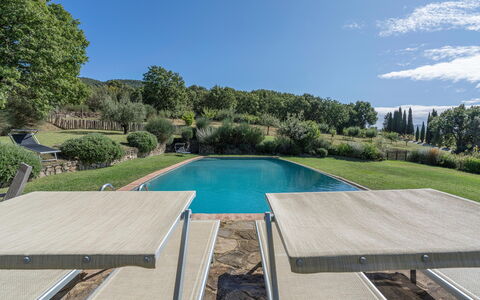 Orcia Panoramic View With Pool: Wasser, Himmel, Pflanze, Wolke, Schwimmbad, Baum, Schatten, Gartenmöbel, Freizeit, Urban Design