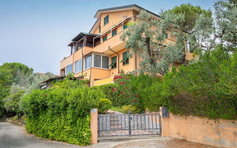 Montescudaio 300: Möbel, Küche & Esszimmer Tisch, Stuhl, Fussboden, Meer, Balkon, Ozean, Resort, Eco Hotel, Esszimmer