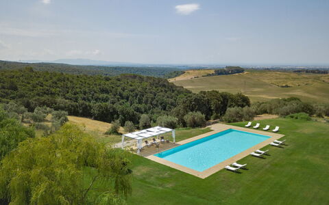 Villa Bagnoli: Himmel, Wolke, Pflanze, Wasser, Natürliche Landschaft, Grundstueck, Baum, Schwimmbad, Gras, Landschaft