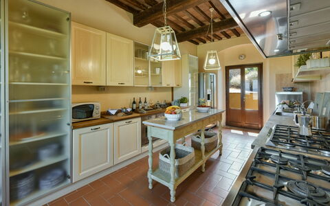Villa Bagnoli: Cabinetry, Eigentum, Küchengerät, Küche, Tabelle, Countertop, Herd, Gebäude, Holz, Die Architektur