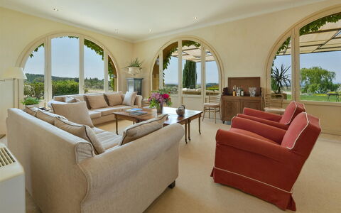 Villa Bagnoli: Möbel, Couch, Eigentum, Tabelle, Pflanze, Komfort, Studio Couch, Interior Design, Wohnzimmer, Gebäude