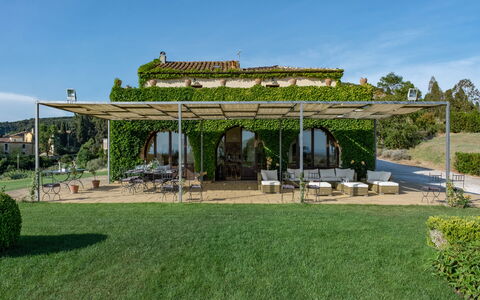 Villa Bagnoli: Himmel, Pflanze, Gebäude, Schatten, Grundstueck, Wolke, Gras, Haus, Baum