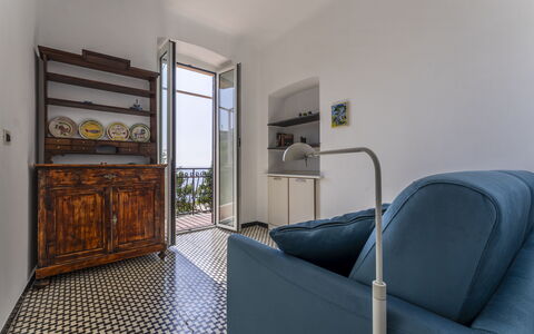 A Due Passi da Camogli 2, Seaview, Wifi: Möbel, Komfort, Bilderrahmen, Cabinetry, Holz, Wohnzimmer, Flooring, Fussboden, Haus, Lampe