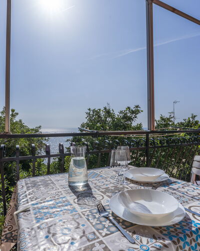 A Due Passi da Camogli 2, Seaview, Wifi: Tabelle, Himmel, Möbel, Eigentum, Pflanze, Geschirr, Stuhl, Fenster, Azurblau, Gebäude