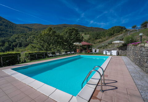 La Vecchia Fornace La Piastra Apartments - Abetone: Wasser, Himmel, Gebäude, Pflanze, Wolke, Schwimmbad, Azurblau, Rechteck, Baum, Haus