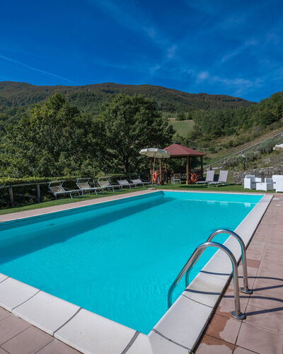 La Vecchia Fornace La Piastra Apartments - Abetone: Wasser, Himmel, Gebäude, Pflanze, Wolke, Schwimmbad, Azurblau, Rechteck, Baum, Haus
