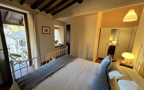 Casa Toto: Bett, Möbel, Schlafzimmer, Interior Design, Fussboden, Bettdecke, Bedding, Holz, Flooring, Zimmer
