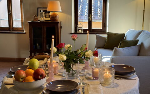 Casa Toto: Möbel, Geschirr, Tabelle, Kelche, Interior Design, Drinkware, Esszimmer, Servierware, Tischdecke, Textil