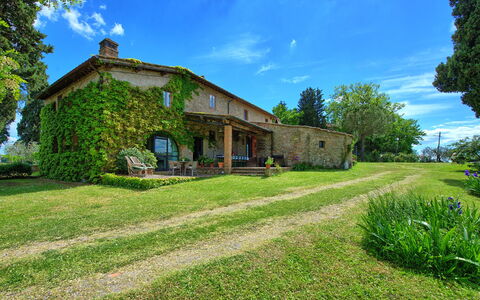 Maggiano: Wolke, Pflanze, Himmel, Gebäude, Eigentum, Fenster, Baum, Haus, Natürliche Landschaft, Grundstueck