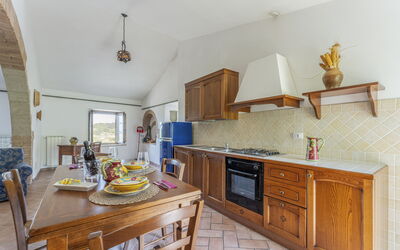 Apartment Podere: Cabinetry, Möbel, Countertop, Eigentum, Schublade, Küche, Holz, Interior Design, Gebäude, Flooring