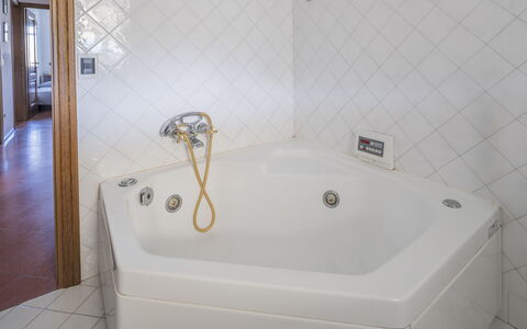 La Bouganville, Forte Dei Marmi, Private Garden, W: Badewanne, Armatur, Badezimmer, Flooring, Installation, Interior Design, Fussboden, Verbundwerkstoff, Zimmer, Zapfhahn