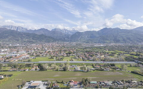 La Bouganville, Forte Dei Marmi, Private Garden, W: Bergforms, Berg, Hügel, Gebirge, Hochland, Horizont, Landschaft, Grat, Wolke, Bergstation
