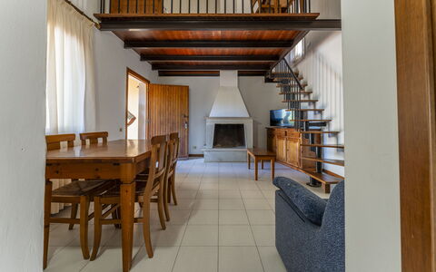 Argentario Giannella Apartment- Orbetello, Toscana: Eigentum, Möbel, Tabelle, Gebäude, Holz, Stuhl, Interior Design, Fussboden, Flooring, Grundeigentum