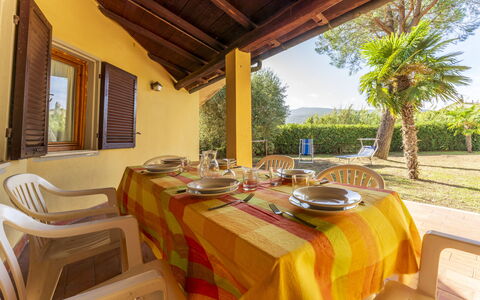 Argentario Giannella Apartment- Orbetello, Toscana: Tabelle, Pflanze, Eigentum, Möbel, Fenster, Stuhl, Gebäude, Tischdecke, Geschirr, Interior Design