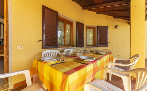 Argentario Giannella Apartment- Orbetello, Toscana: Tabelle, Eigentum, Geschirr, Gebäude, Interior Design, Holz, Die Architektur, Fenster, Stuhl, Teller