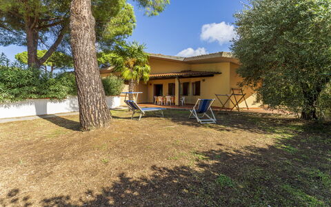 Argentario Giannella Apartment- Orbetello, Toscana: Pflanze, Gebäude, Eigentum, Himmel, Fenster, Baum, Schatten, Grundstueck, Haus, Wolke