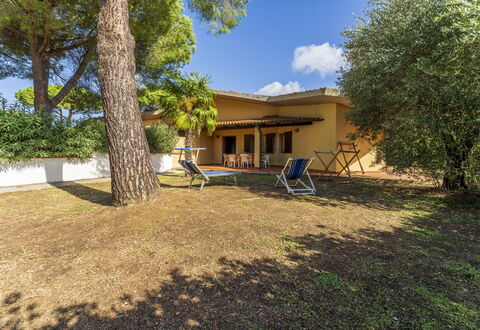 Argentario Giannella Apartment- Orbetello, Toscana: Pflanze, Gebäude, Eigentum, Himmel, Fenster, Baum, Schatten, Grundstueck, Haus, Wolke