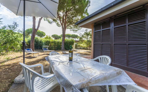 Giannella Apartment - Orbetello, Toscana: Möbel, Pflanze, Eigentum, Tabelle, Stuhl, Schatten, Gebäude, Gartenmöbel, Baum, Himmel