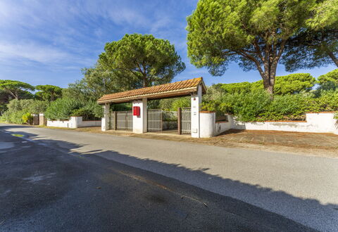 Giannella Apartment - Orbetello, Toscana: Himmel, Wolke, Eigentum, Pflanze, Strassenbelag, Baum, Asphalt, Schatten, Grundstueck, Nachbarschaft