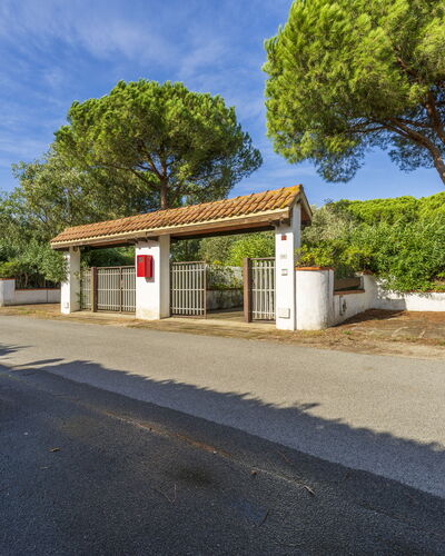 Giannella Apartment - Orbetello, Toscana: Himmel, Wolke, Eigentum, Pflanze, Strassenbelag, Baum, Asphalt, Schatten, Grundstueck, Nachbarschaft
