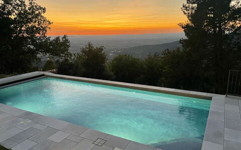 Villa Luana: Wasser, Himmel, Eigentum, Daytime, Schwimmbad, Pflanze, Azurblau, Rechteck, Schatten, Baum